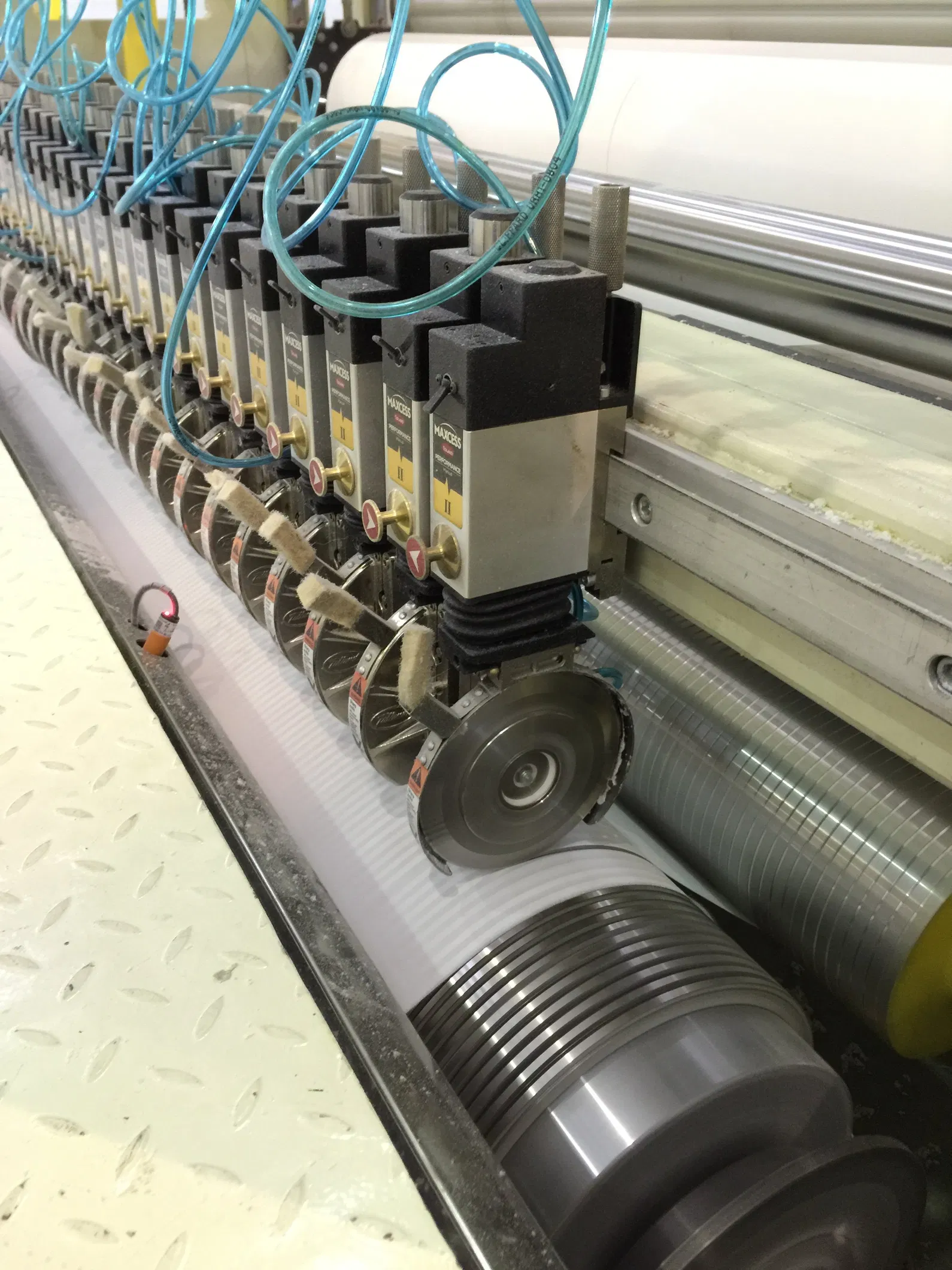 Μηχανή κοπής και περιέλιξης Jumbo Roll 1800mm με καλή απόδοση 1